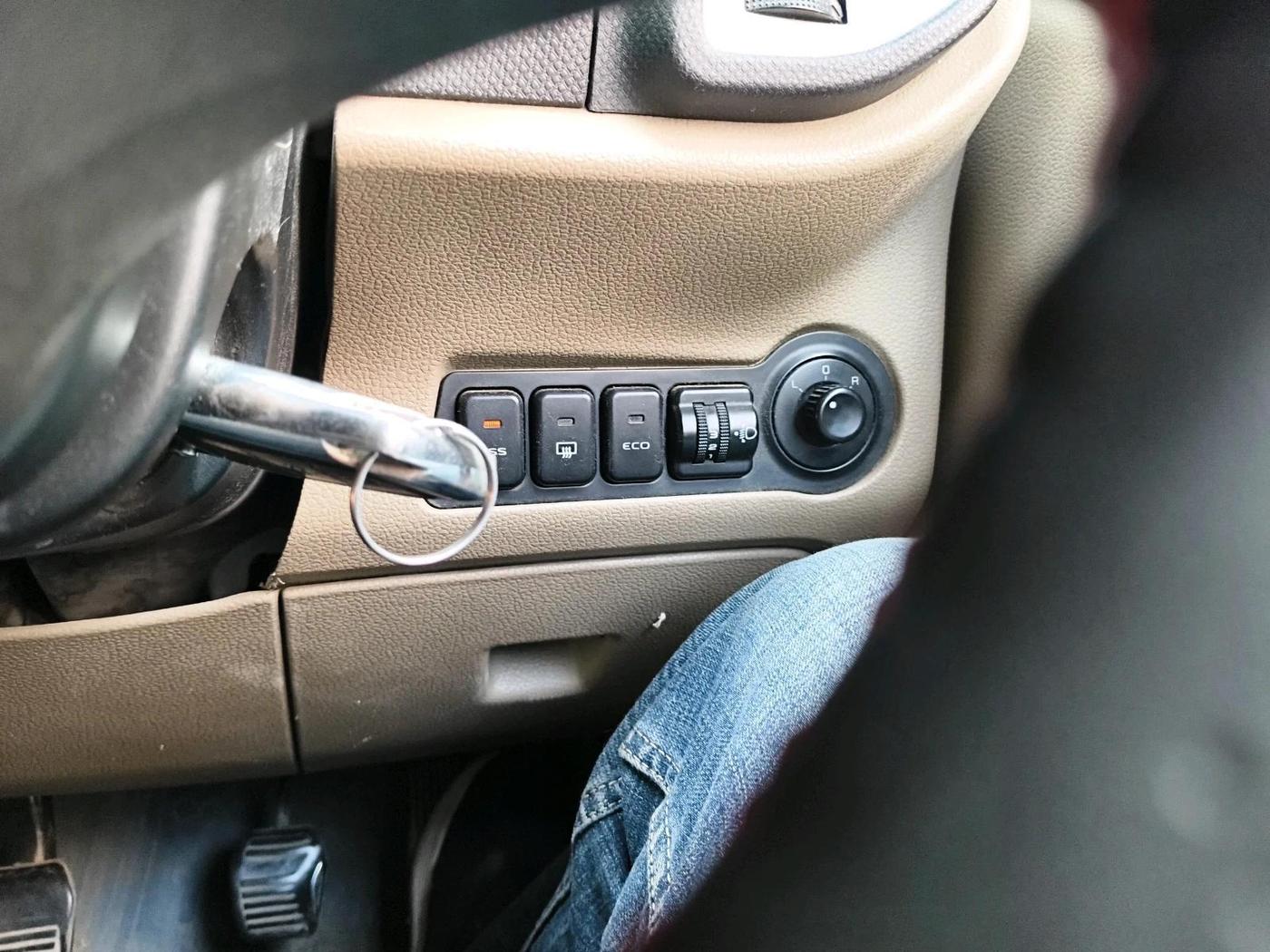 2018 Mahindra TUV300 T8, Diesel, Manual, 1,53,180 km, interior