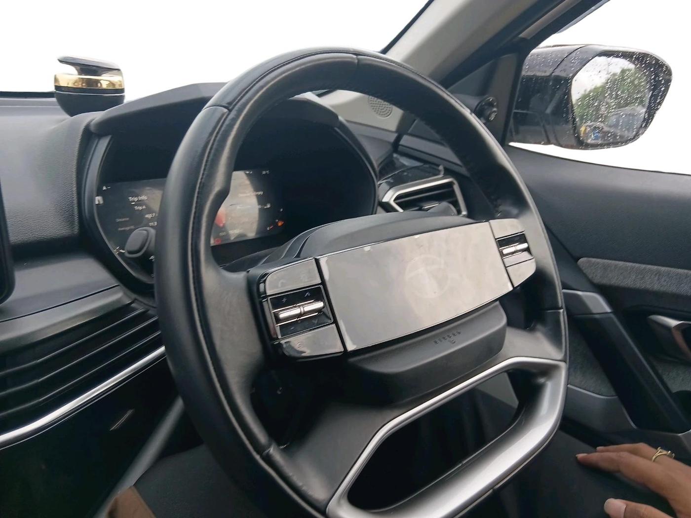 2025 Tata Safari PURE PLUS S AT, Diesel, Automatic, 16,162 km, interior
