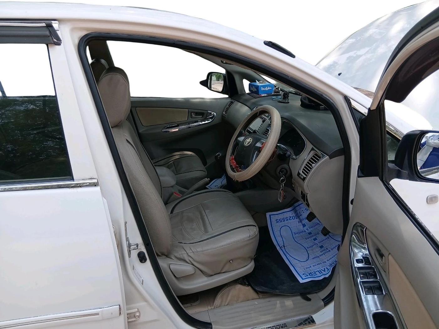 2012 Toyota Innova GX 2.5 7 STR, Diesel, Manual, 2,15,993 km, interior