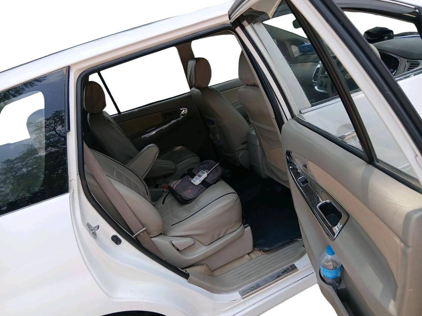 2012 Toyota Innova GX 2.5 7 STR, Diesel, Manual, 2,15,993 km, interior