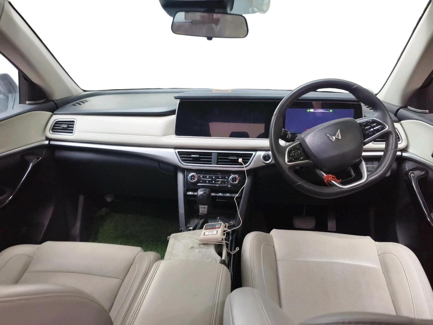 2021 Mahindra XUV700 AX 7 LUXURY P AT 7 STR, Petrol, Automatic, 47,986 km, interior