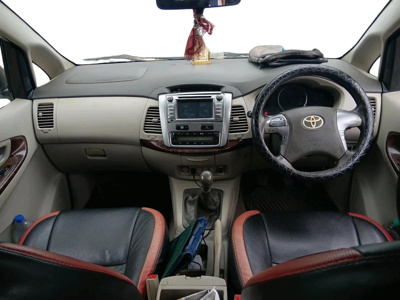 2014 Toyota Innova 2.5 G 8 STR, Diesel, Manual, 3,96,809 km, interior