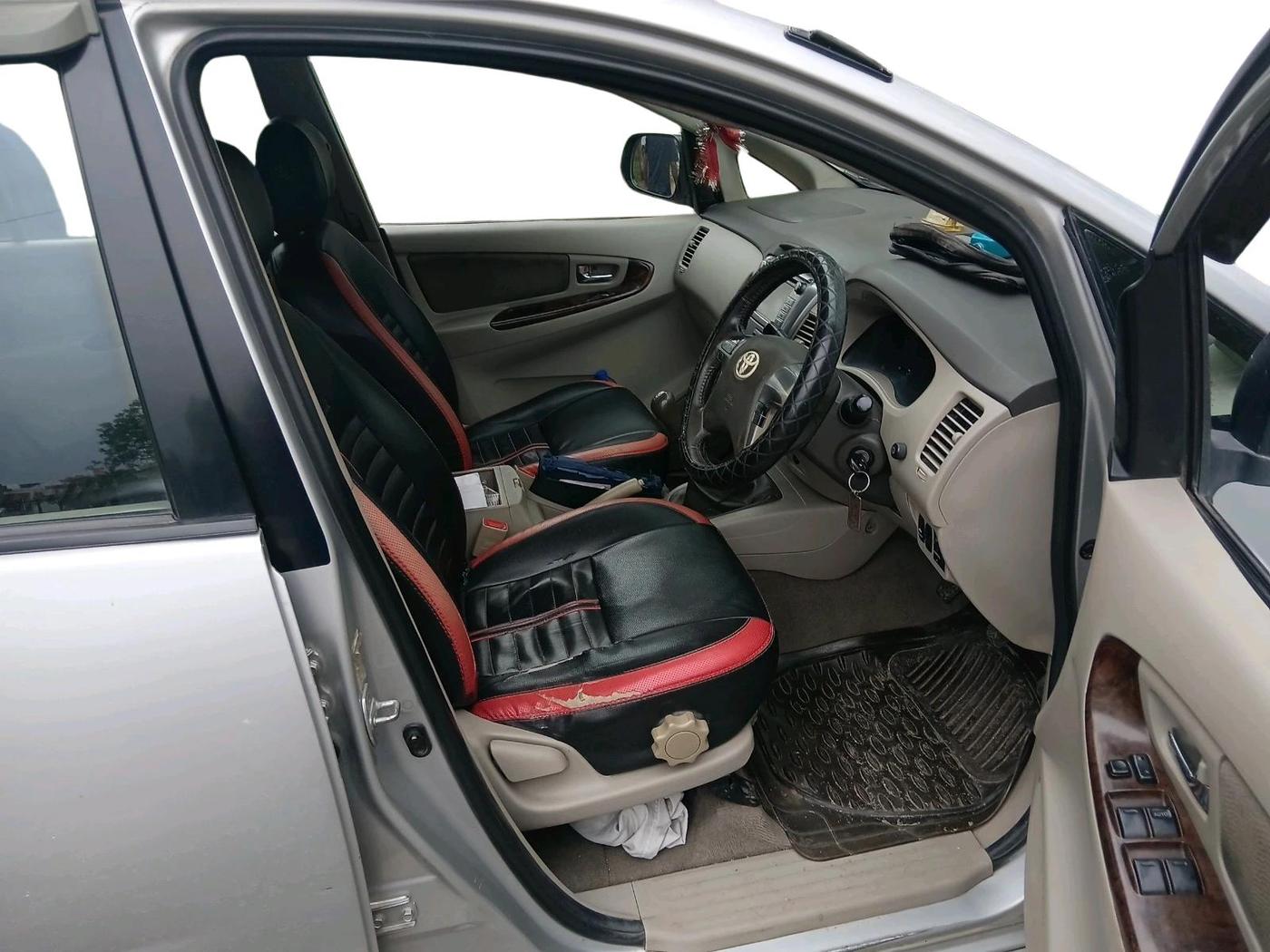 2014 Toyota Innova 2.5 G 8 STR, Diesel, Manual, 3,96,809 km, interior