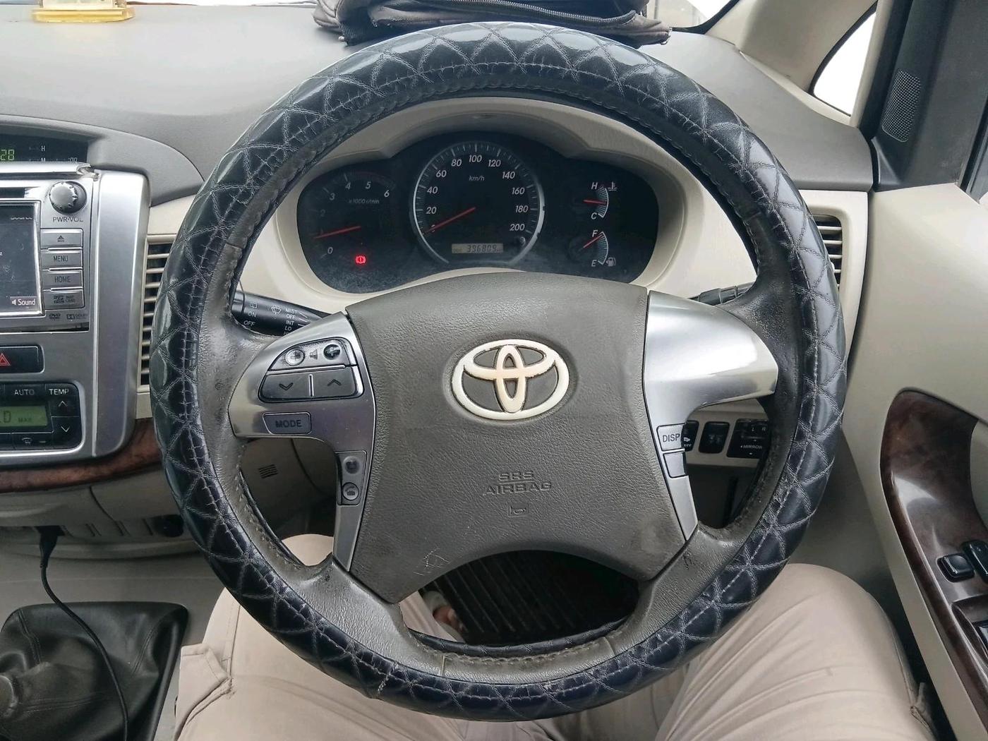 2014 Toyota Innova 2.5 G 8 STR, Diesel, Manual, 3,96,809 km, interior