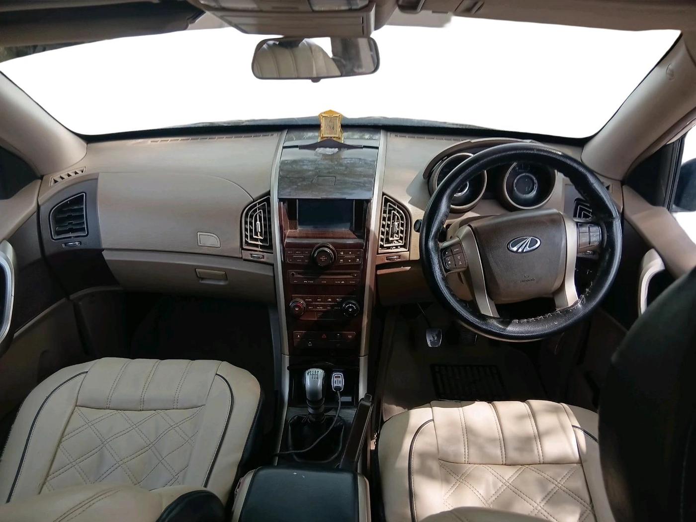 2015 Mahindra XUV500 W8, Diesel, Manual, 1,20,187 km, interior