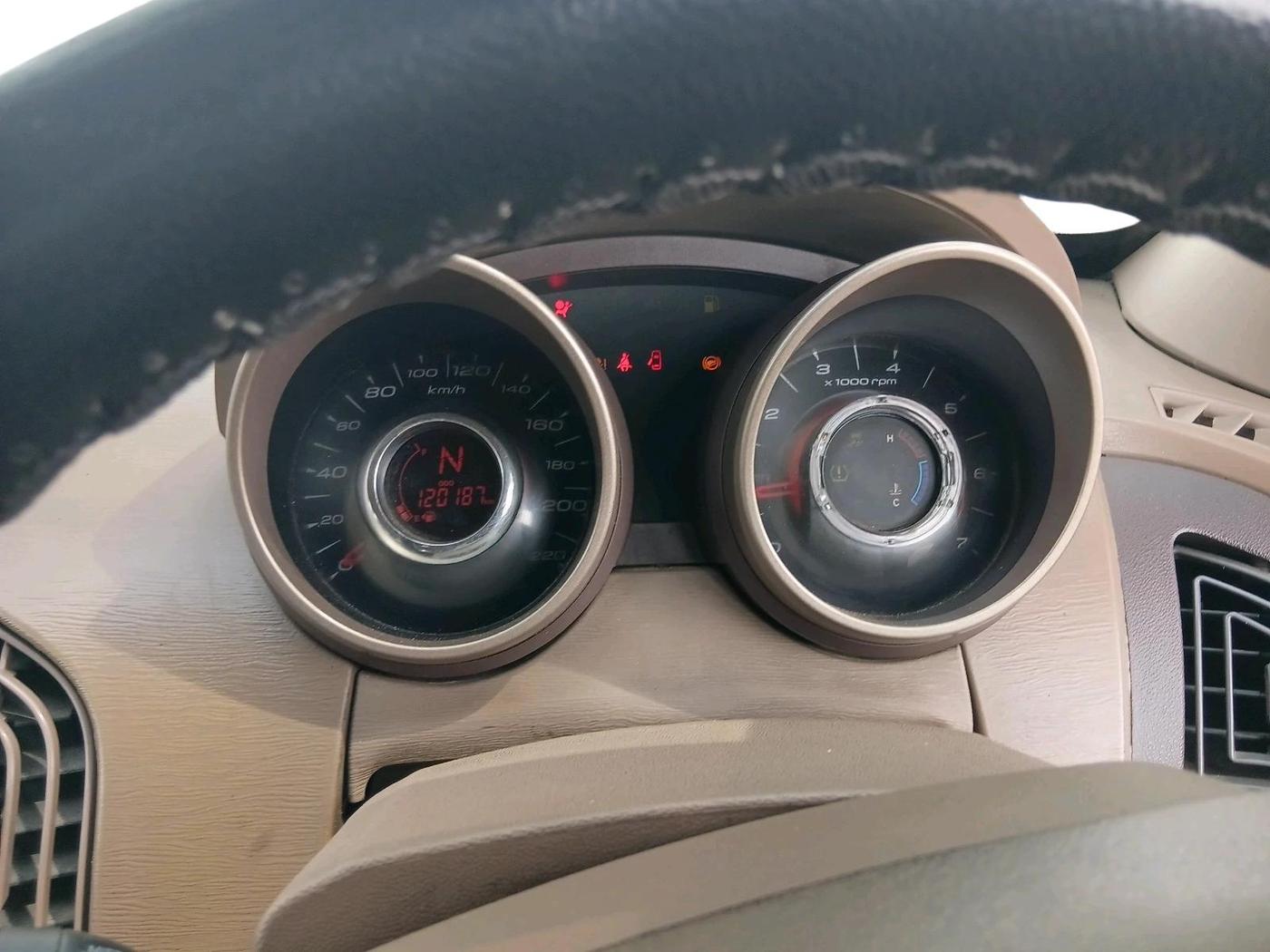 2015 Mahindra XUV500 W8, Diesel, Manual, 1,20,187 km, interior