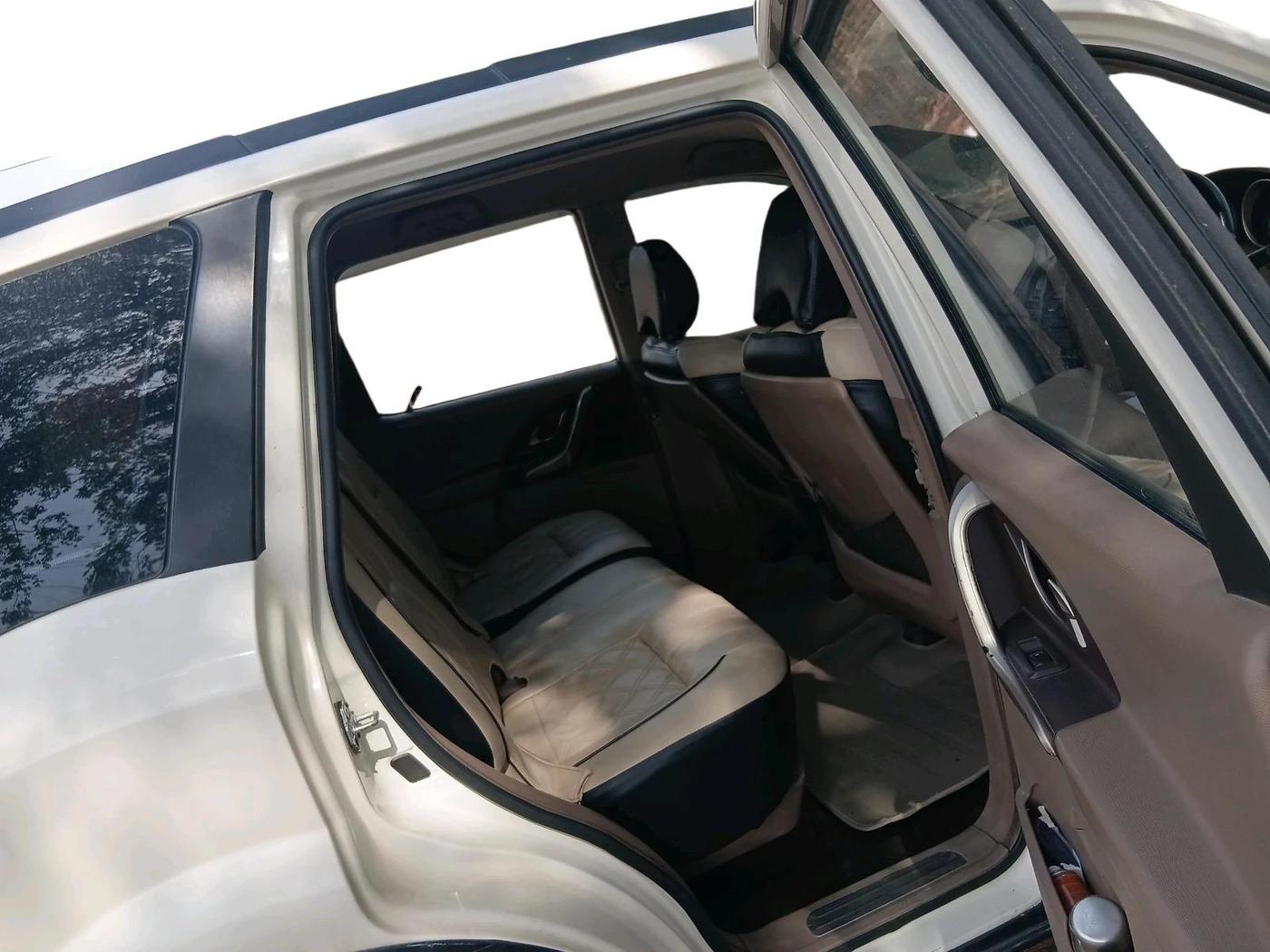 2015 Mahindra XUV500 W8, Diesel, Manual, 1,20,187 km, interior