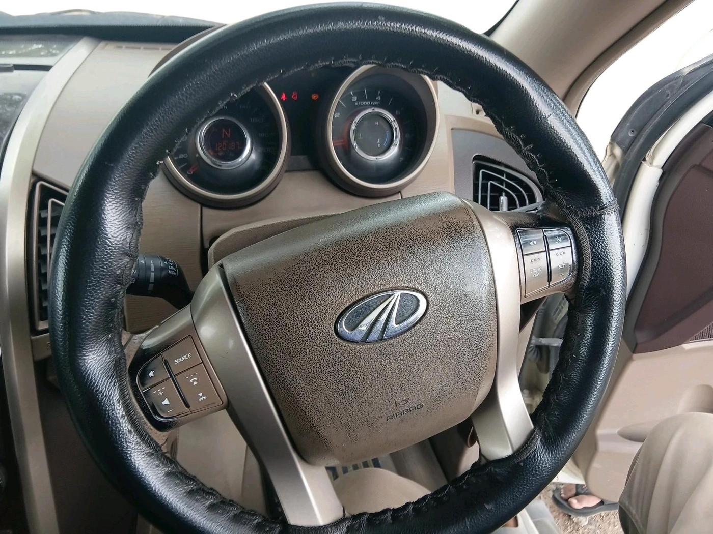 2015 Mahindra XUV500 W8, Diesel, Manual, 1,20,187 km, interior