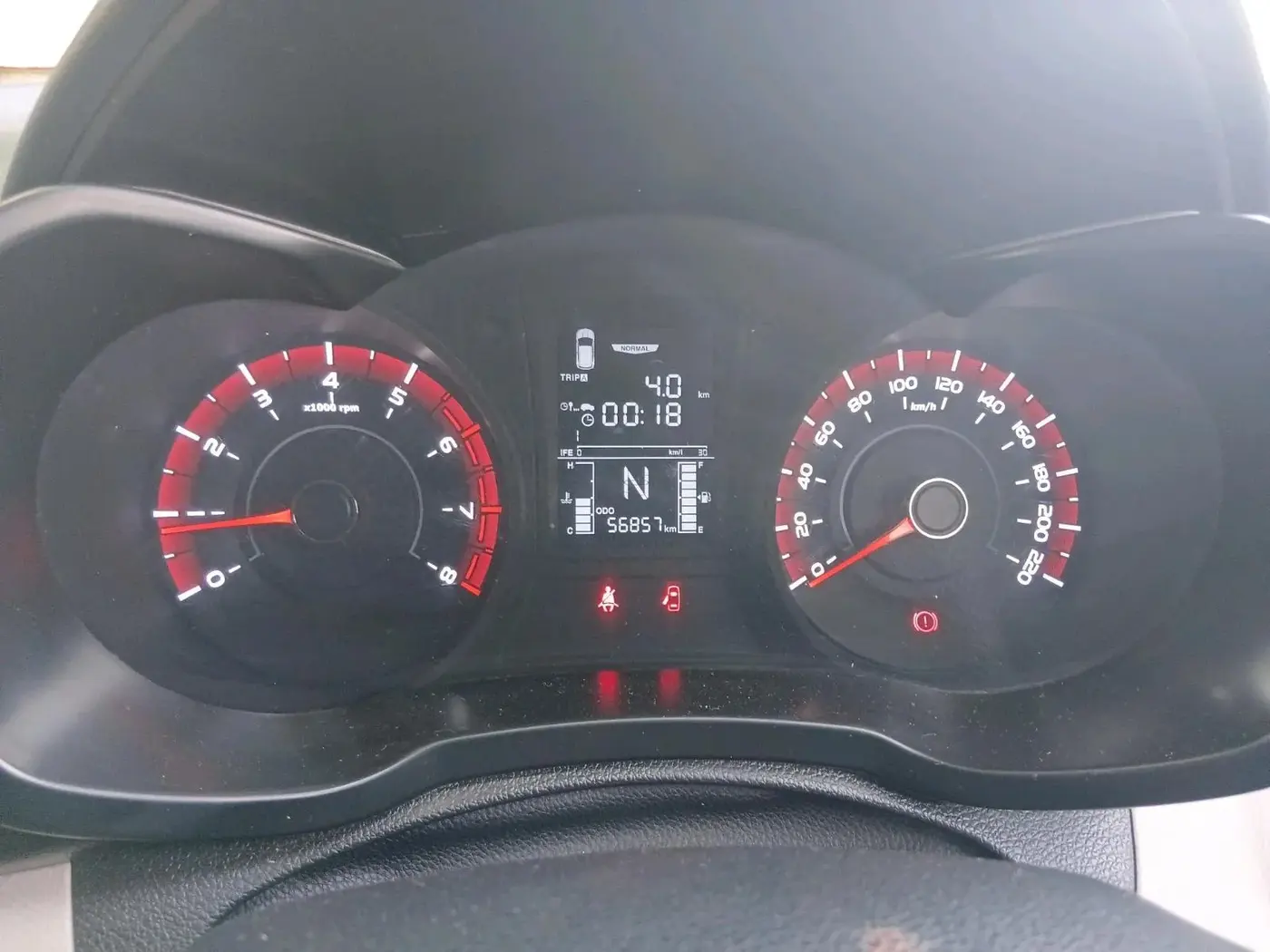 2021 Mahindra XUV300 W6 1.2 PETROL, Petrol, Manual, 56,857 km, interior