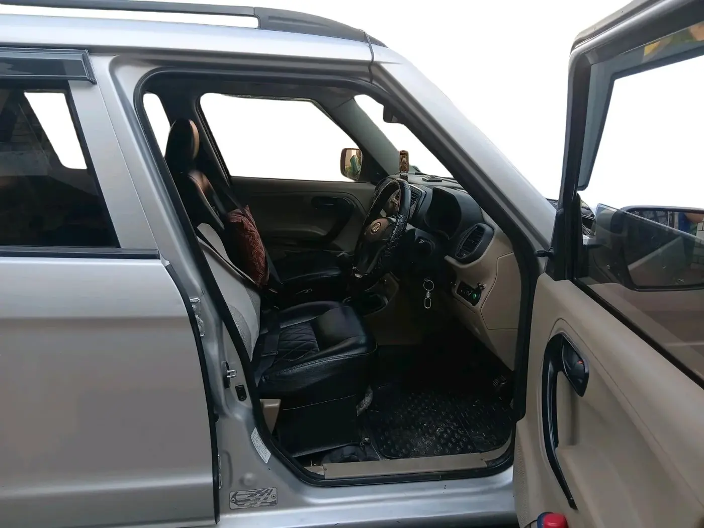 2017 Mahindra TUV300 T6 PLUS, Diesel, Manual, 1,98,818 km, interior