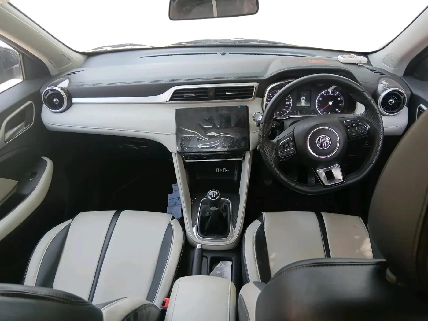2024 MG ASTOR Shine 1.5 MT (Ivory), Petrol, Manual, 11,537 km, interior