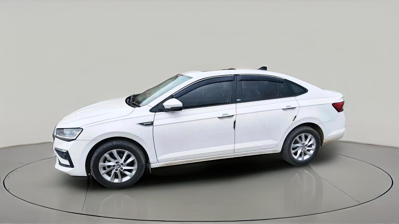 2025 Skoda SLAVIA Signature 1.0L TSI MT, Petrol, Manual, 15,950 km, exterior