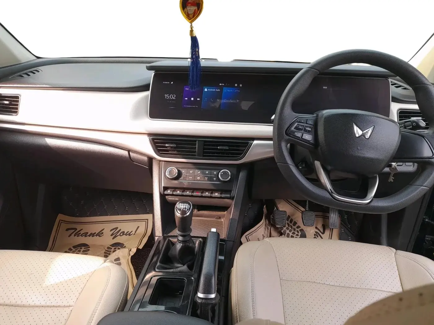2022 Mahindra XUV700 AX 5 P MT 7 STR, Petrol, Manual, 80,322 km, interior