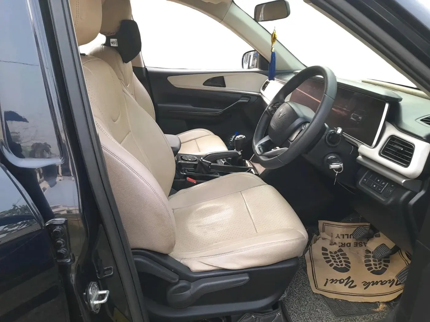 2022 Mahindra XUV700 AX 5 P MT 7 STR, Petrol, Manual, 80,322 km, interior