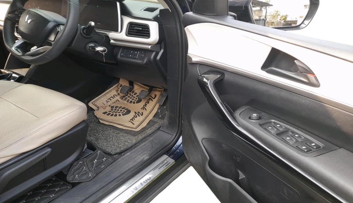 2022 Mahindra XUV700 AX 5 P MT 7 STR, Petrol, Manual, 80,322 km, interior