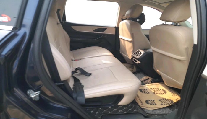 2022 Mahindra XUV700 AX 5 P MT 7 STR, Petrol, Manual, 80,322 km, interior