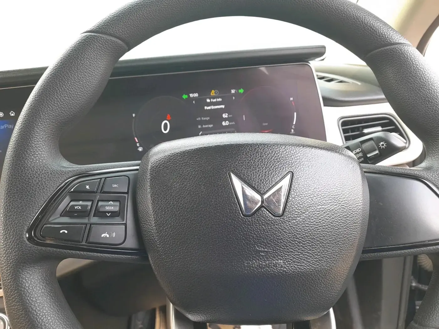 2022 Mahindra XUV700 AX 5 P MT 7 STR, Petrol, Manual, 80,322 km, interior