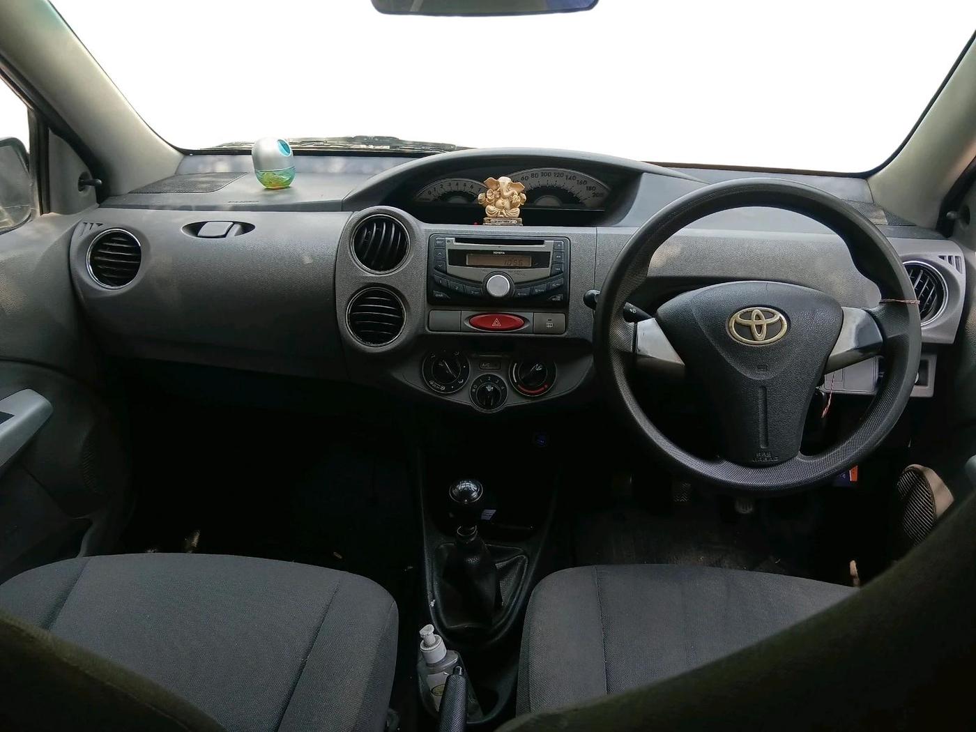 2011 Toyota Etios Liva V, Petrol, Manual, 1,15,455 km, interior