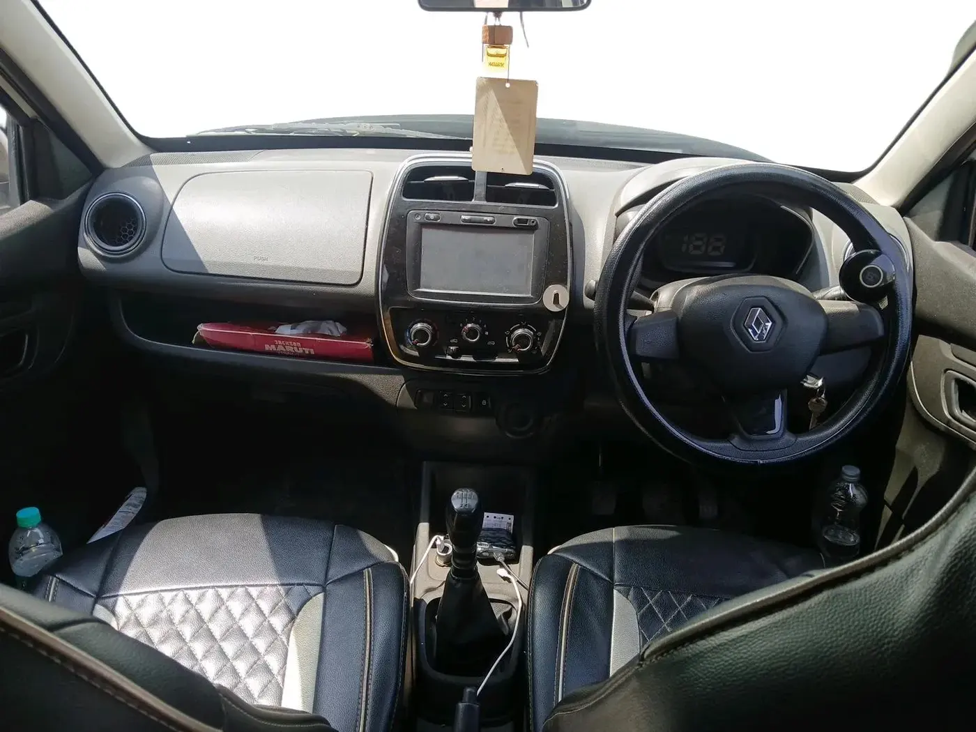 2017 Renault Kwid RXT 1.0, Petrol, Manual, 1,00,019 km, interior