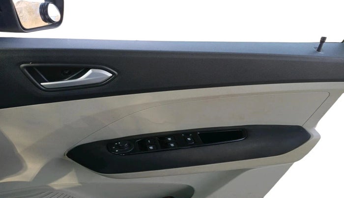 2020 Renault TRIBER RXZ, Petrol, Manual, 31,669 km, interior