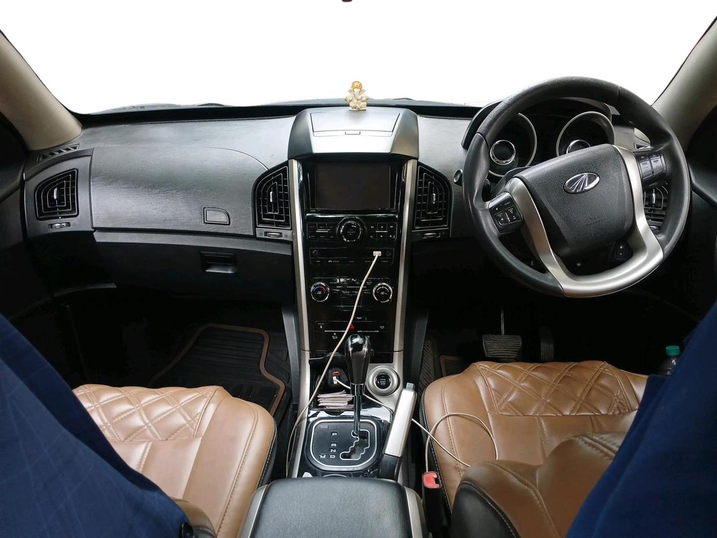 2018 Mahindra XUV500 W7 AT, Diesel, Automatic, 2,13,302 km, interior