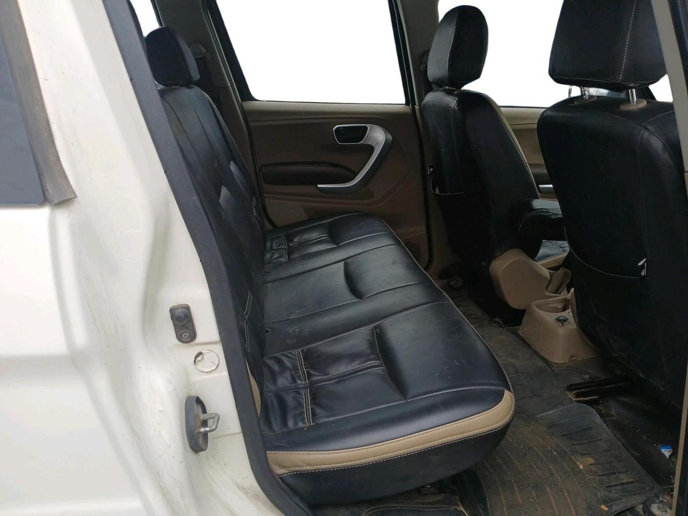 2015 Mahindra TUV300 T8, Diesel, Manual, 1,44,805 km, interior