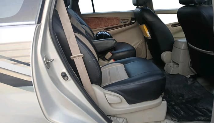 2014 Toyota Innova 2.5 VX 7 STR, Diesel, Manual, 1,68,857 km, interior