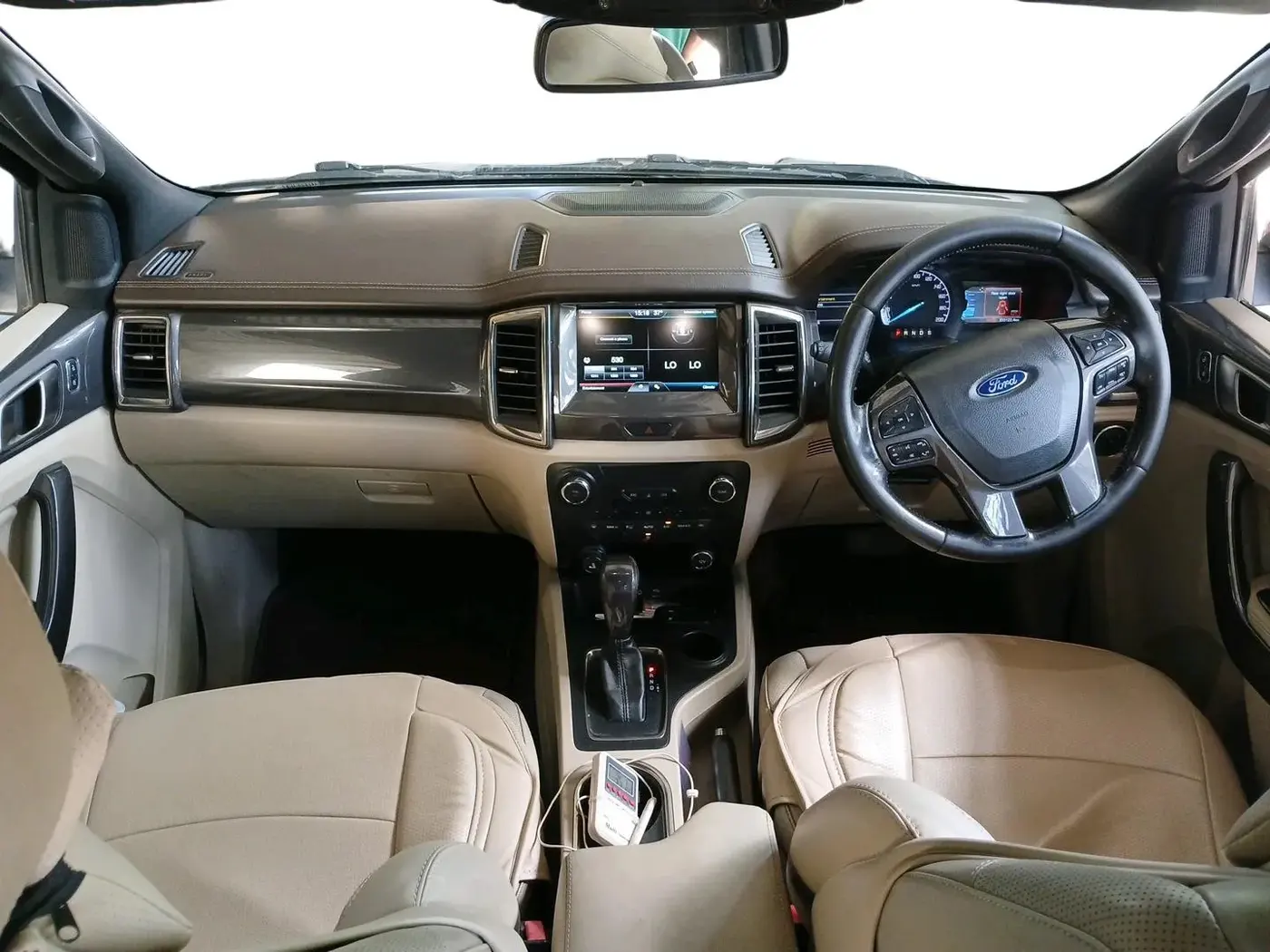 2016 Ford Endeavour TREND 2.2 4X2 AT, Diesel, Automatic, 2,33,122 km, interior