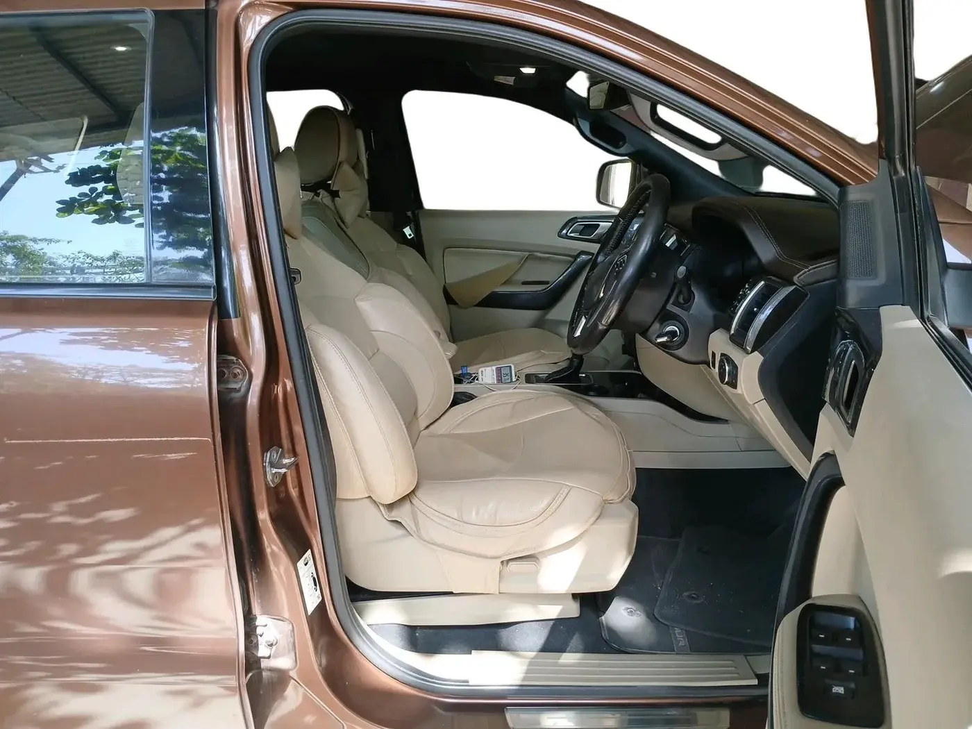 2016 Ford Endeavour TREND 2.2 4X2 AT, Diesel, Automatic, 2,33,122 km, interior