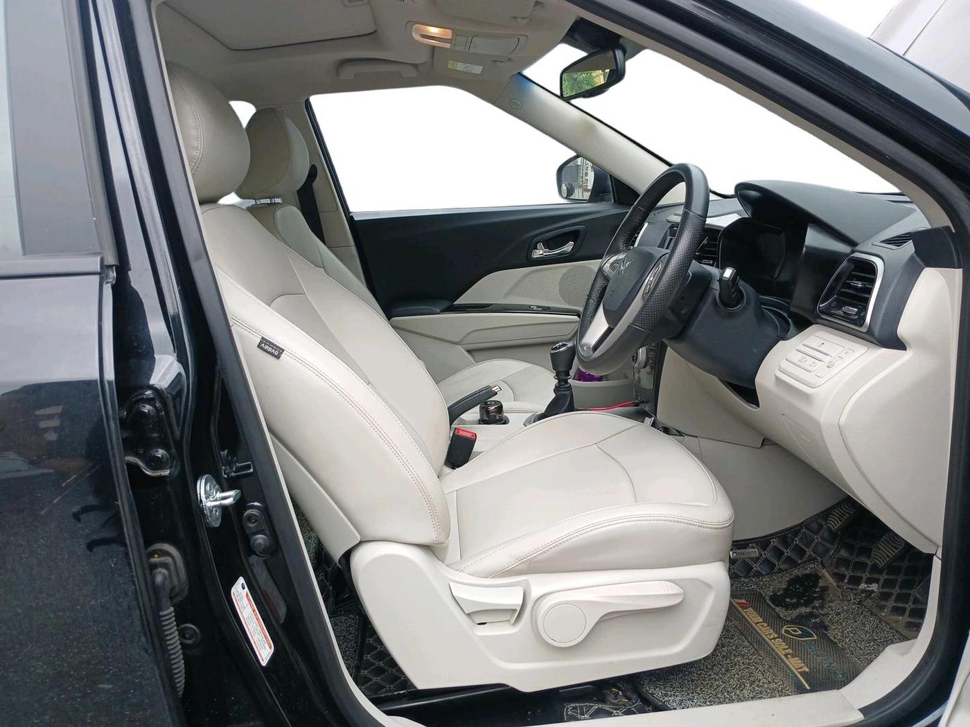 2023 Mahindra XUV300 W8 (O) 1.5 DIESEL, Diesel, Manual, 39,798 km, interior