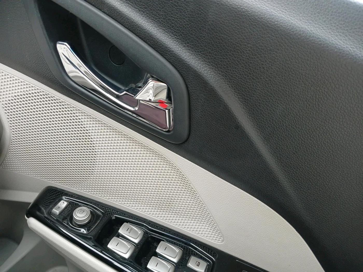 2023 Mahindra XUV300 W8 (O) 1.5 DIESEL, Diesel, Manual, 39,798 km, interior