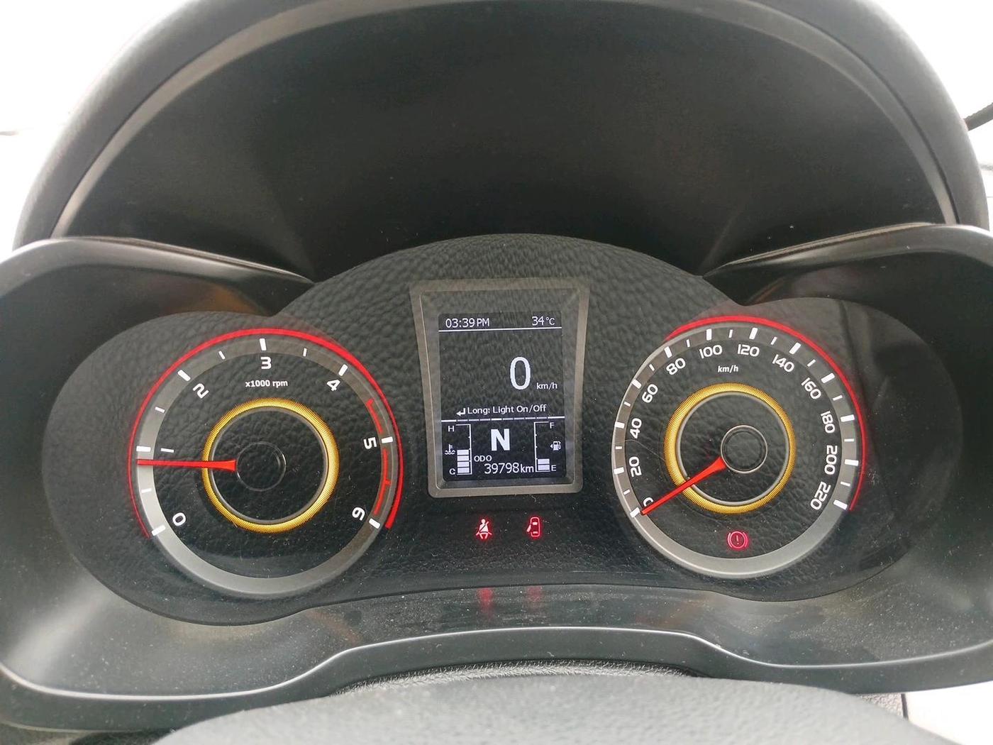 2023 Mahindra XUV300 W8 (O) 1.5 DIESEL, Diesel, Manual, 39,798 km, interior