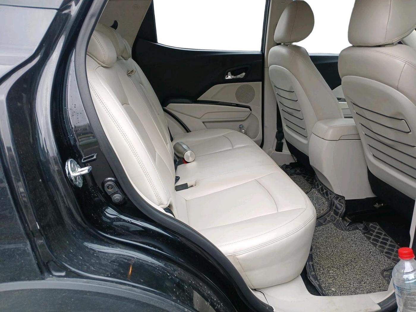 2023 Mahindra XUV300 W8 (O) 1.5 DIESEL, Diesel, Manual, 39,798 km, interior