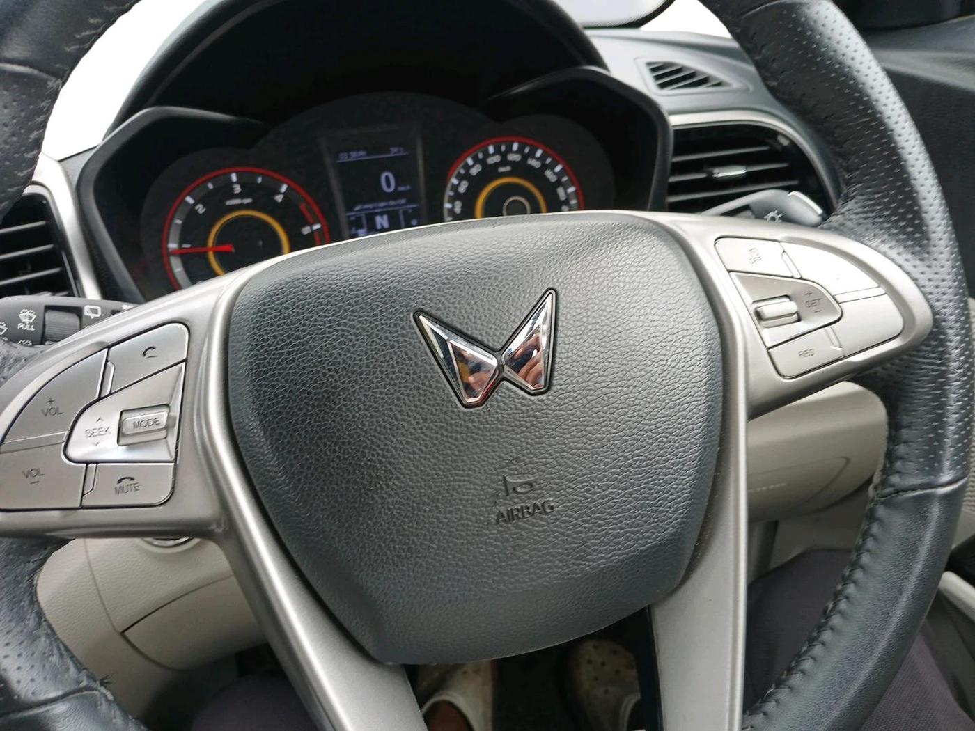 2023 Mahindra XUV300 W8 (O) 1.5 DIESEL, Diesel, Manual, 39,798 km, interior