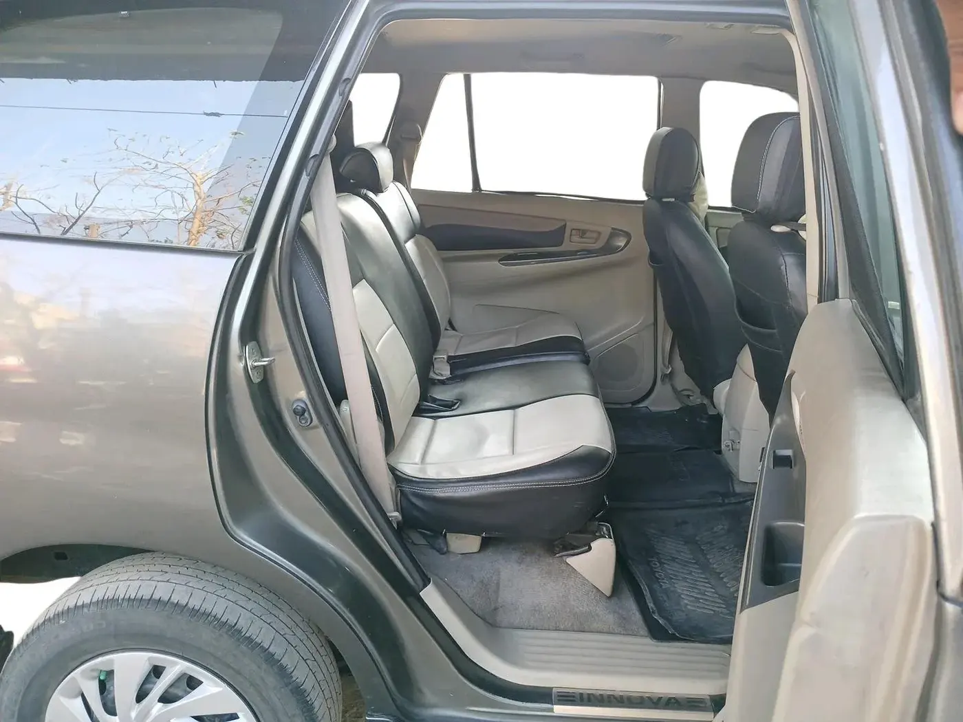 2012 Toyota Innova GX 2.5 7 STR, Diesel, Manual, 3,24,000 km, interior