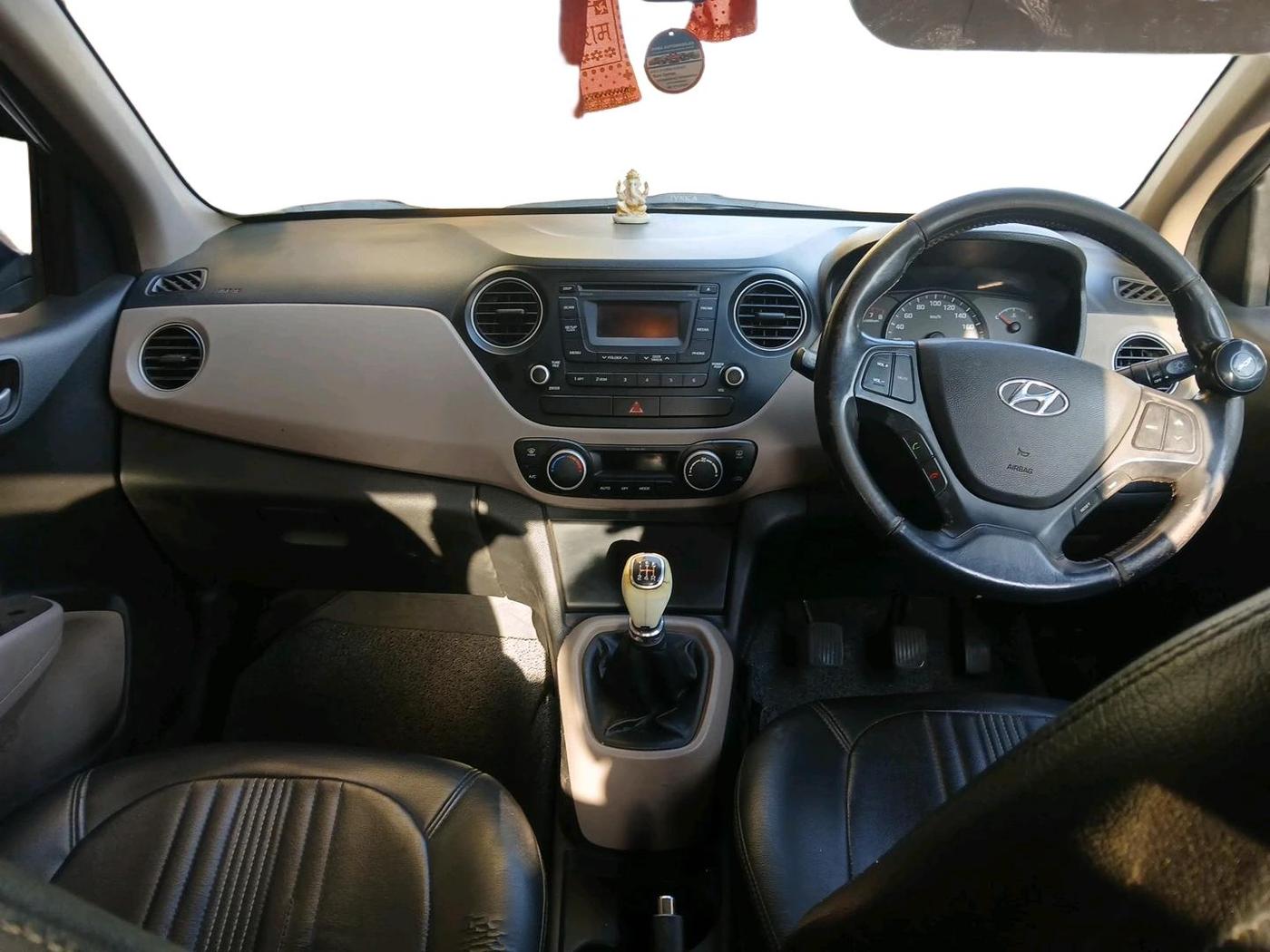 2015 Hyundai Xcent BASE 1.2, Petrol, Manual, 1,05,802 km, interior
