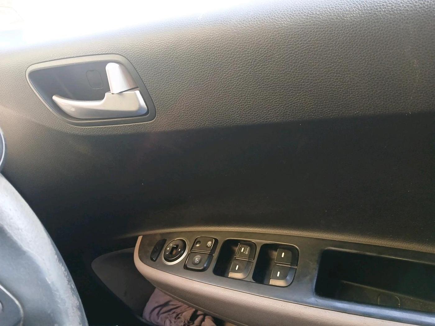 2015 Hyundai Xcent BASE 1.2, Petrol, Manual, 1,05,802 km, interior