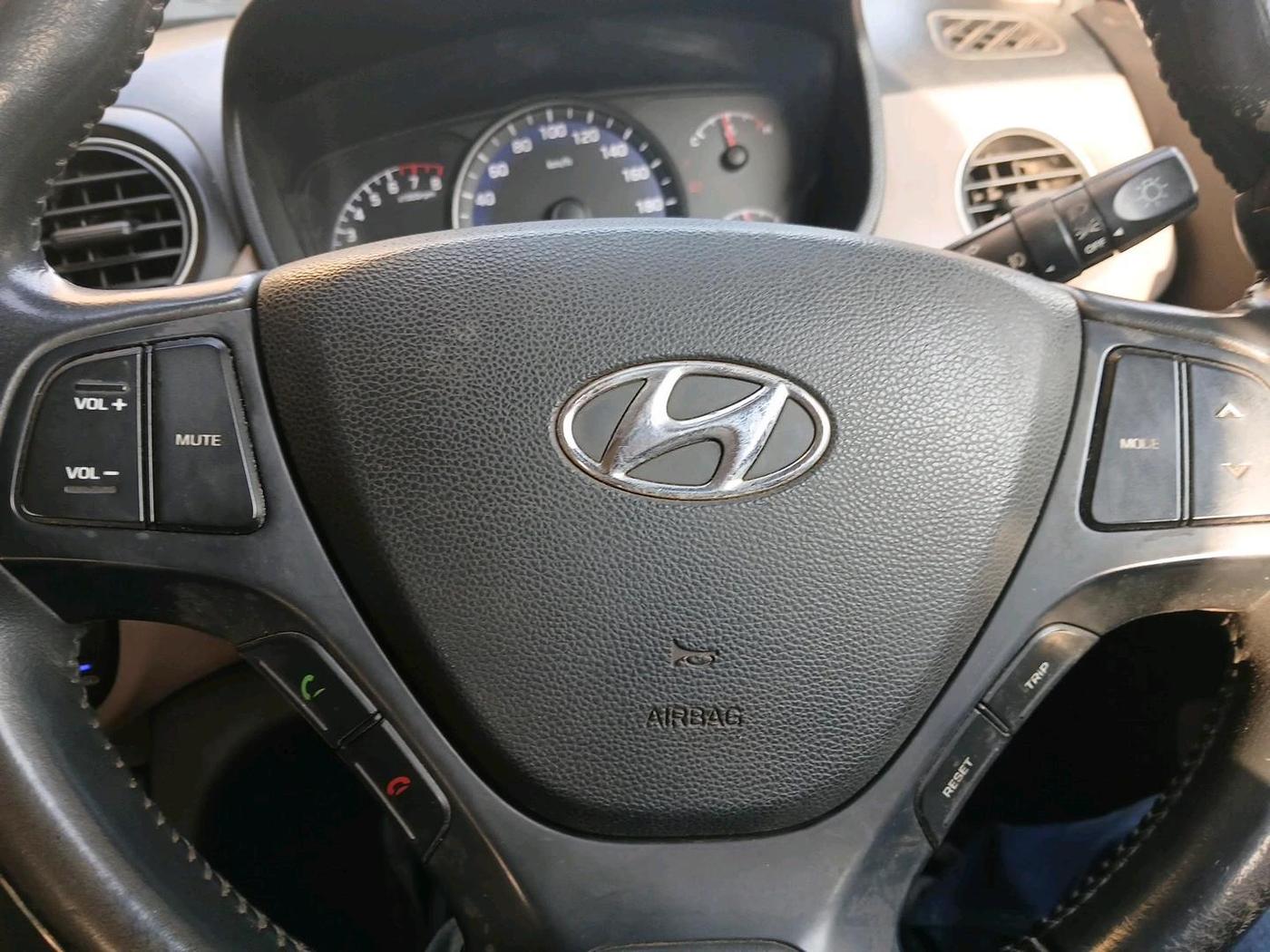 2015 Hyundai Xcent BASE 1.2, Petrol, Manual, 1,05,802 km, interior