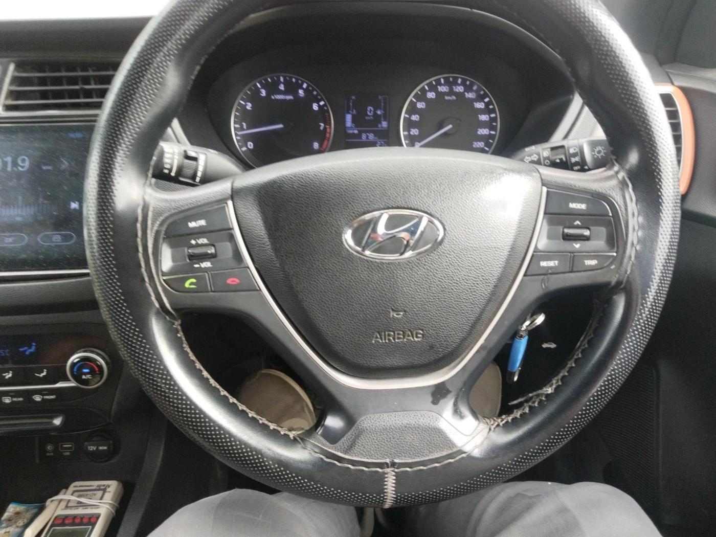 2017 Hyundai Elite i20 ASTA 1.2 DUAL TONE, CNG, Manual, 1,12,442 km, interior