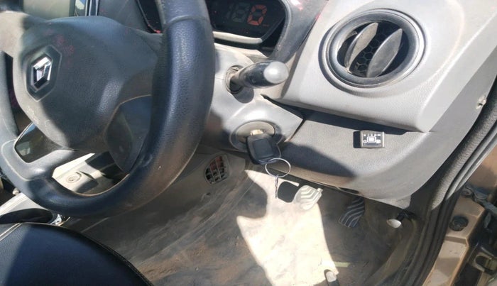 2016 Renault Kwid RXT 1.0, CNG, Manual, 1,75,225 km, interior