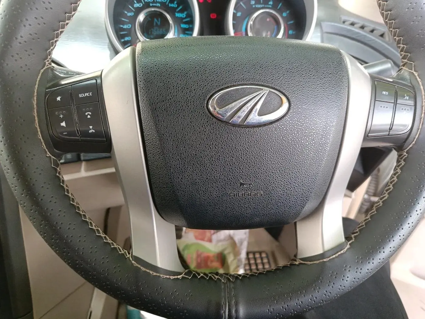 2015 Mahindra XUV500 W10, Diesel, Manual, 1,85,000 km, interior