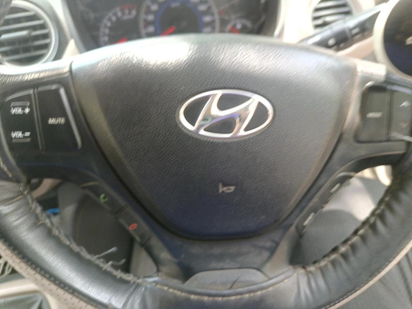 2015 Hyundai Grand i10 SPORTZ 1.2 KAPPA VTVT, CNG, Manual, 1,20,712 km, interior