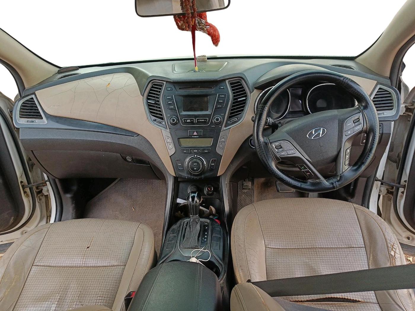 2014 Hyundai Santa Fe 4 WD AT, Diesel, Automatic, 2,92,905 km, interior