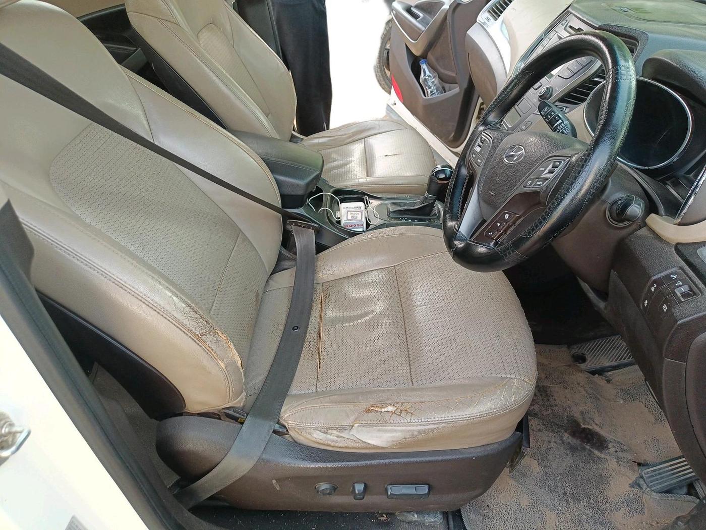 2014 Hyundai Santa Fe 4 WD AT, Diesel, Automatic, 2,92,905 km, interior