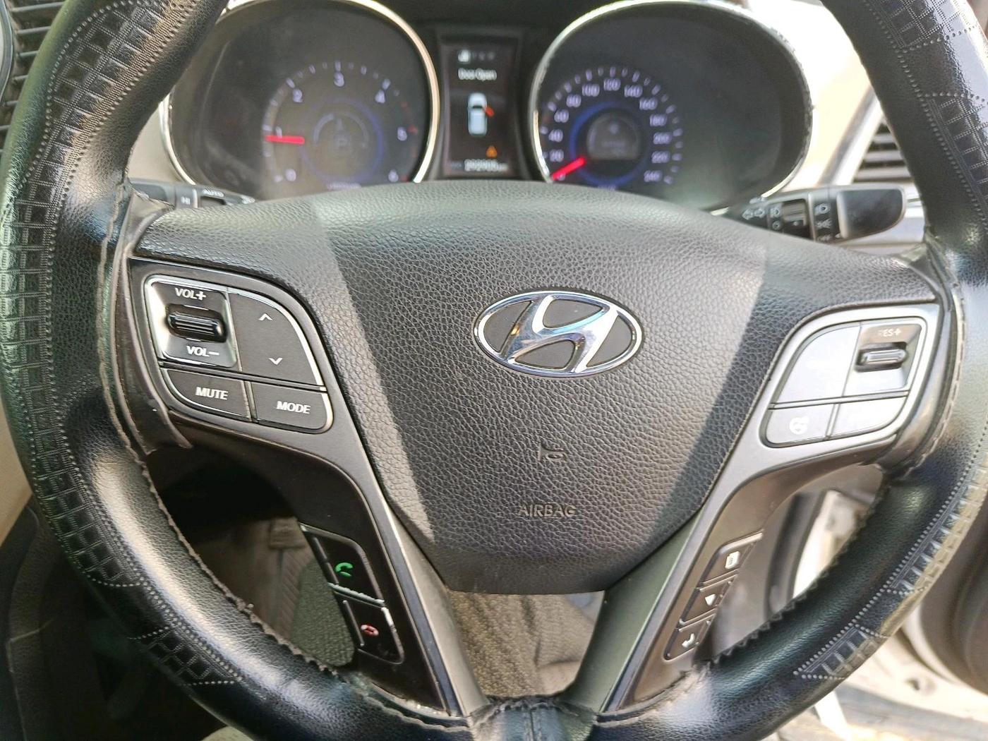 2014 Hyundai Santa Fe 4 WD AT, Diesel, Automatic, 2,92,905 km, interior