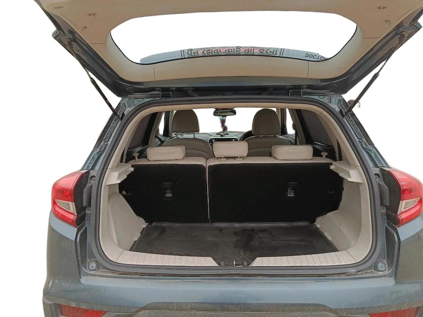 2022 Mahindra XUV300 W8 (O) 1.5 DIESEL AMT, Diesel, Automatic, 1,79,344 km, exterior