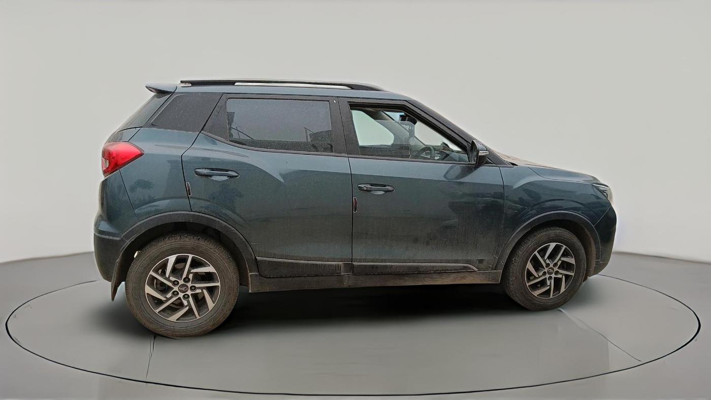 2022 Mahindra XUV300 W8 (O) 1.5 DIESEL AMT, Diesel, Automatic, 1,79,344 km, exterior