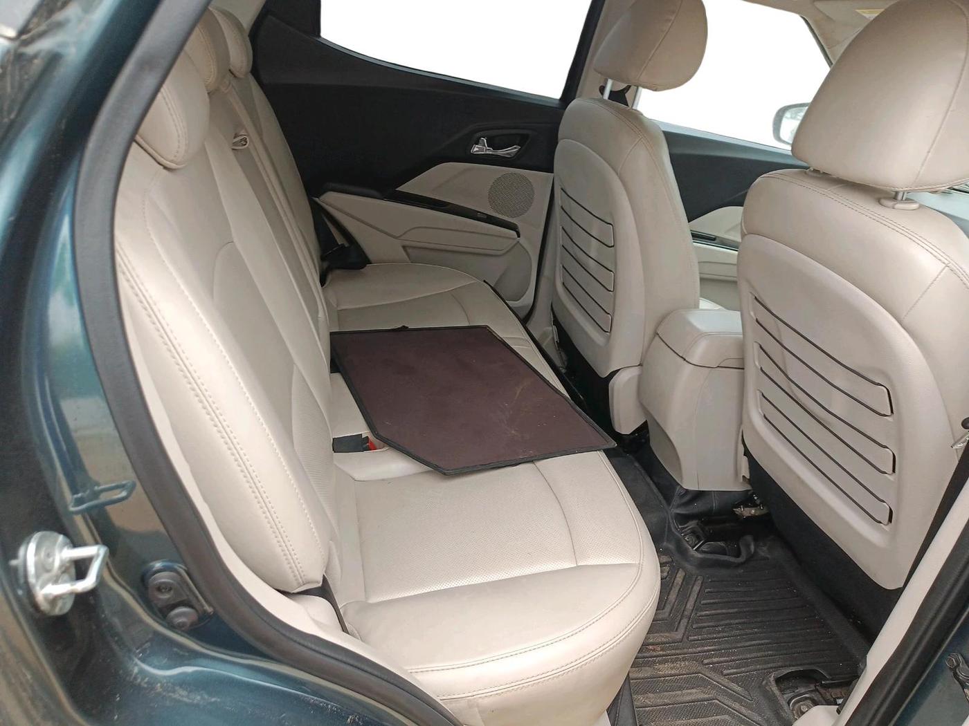 2022 Mahindra XUV300 W8 (O) 1.5 DIESEL AMT, Diesel, Automatic, 1,79,344 km, interior