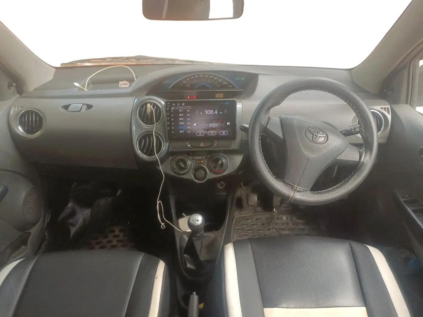 2013 Toyota Etios G, Petrol, Manual, 83,167 km, interior