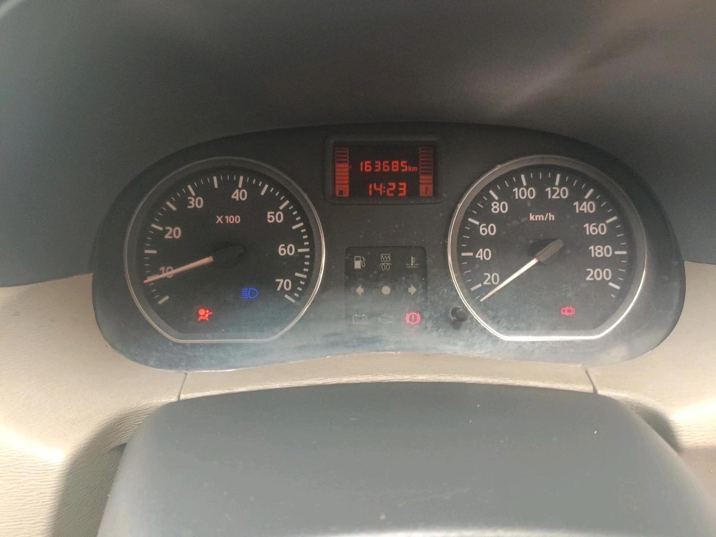 2014 Nissan Terrano XV D THP PREMIUM 110 PS, Diesel, Manual, 1,63,691 km, interior